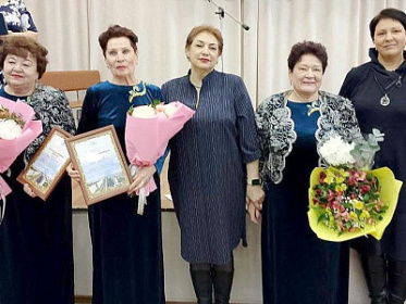 Депутаты Думы поздравили хор ветеранов