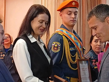 Председатель КИСР Максим Олонцев вручил награды северским пожарным